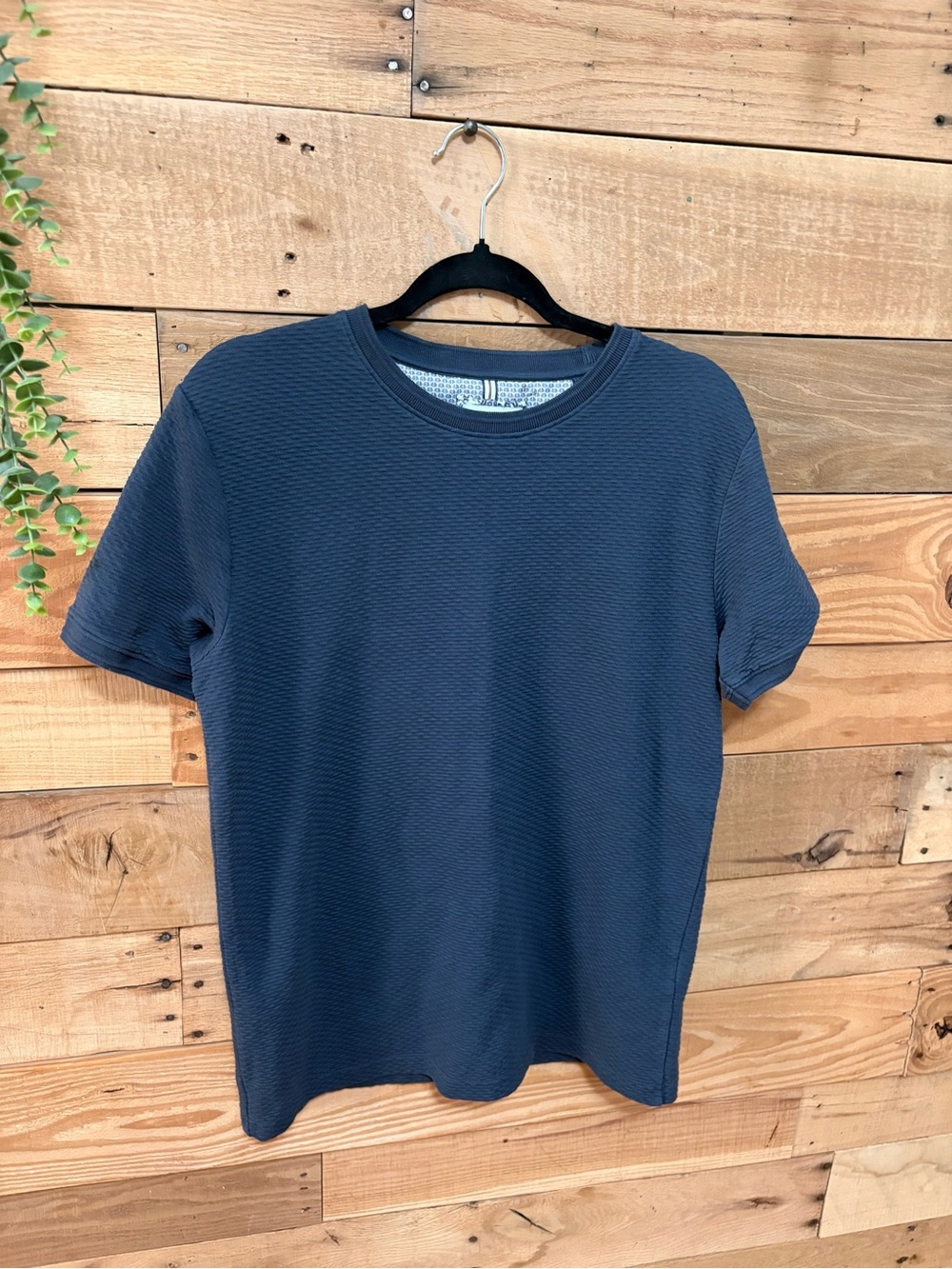 Denim and Flower Men's Short Sleeve Textured Crew T-Shirt in Navy size M